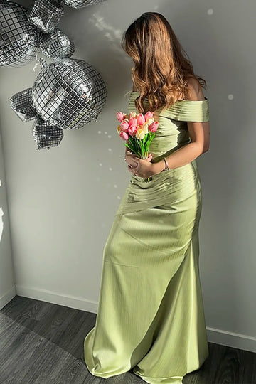 Robe Tapis Rouge Vert Satin Métallisé Épaules Dénudées
